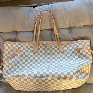 Fashion purse!! Very large. 22Lx 12h x 8w excellent condition